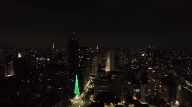 Sao Paulo Brezilya 'nın gece manzarası. Şehir merkezinin tarihi merkezi. Şehri simgeleyen gece metropolü manzarası. Şehrin tarihi merkezinde binalar ve caddeler.