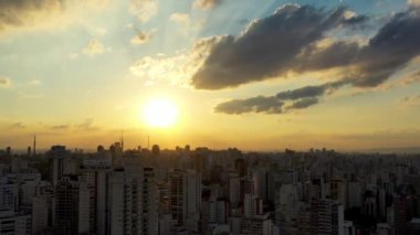 Sao Paulo Brezilya 'nın günbatımı şehri. Şehir merkezinin tarihi merkezi. Şehir simgesi olan Metropolis manzarası. Şehrin tarihi merkezinde binalar ve caddeler.