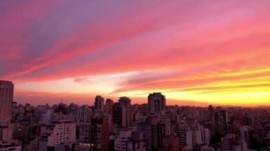 Sao Paulo Brezilya 'nın günbatımı şehri. Şehir merkezinin tarihi merkezi. Şehir simgesi olan Metropolis manzarası. Şehrin tarihi merkezinde binalar ve caddeler.