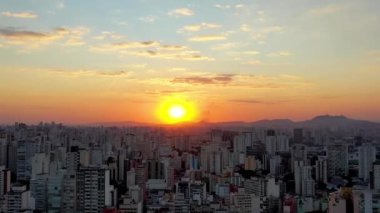 Sao Paulo Brezilya 'nın günbatımı şehri. Şehir merkezinin tarihi merkezi. Şehir simgesi olan Metropolis manzarası. Şehrin tarihi merkezinde binalar ve caddeler.