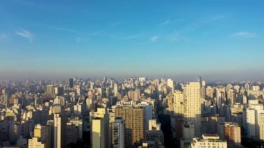 Sao Paulo Brezilya 'nın şehir manzarası. Şehir merkezinin tarihi merkezi. Şehir simgesi olan Metropolis manzarası. Şehrin tarihi merkezinde binalar ve caddeler.