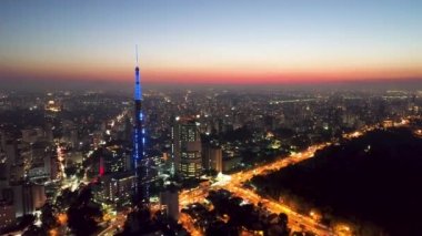 Sao Paulo Brezilya 'nın günbatımı şehri. Şehir merkezinin tarihi merkezi. Şehir simgesi olan Metropolis manzarası. Şehrin tarihi merkezinde binalar ve caddeler.