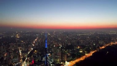 Sao Paulo Brezilya 'nın günbatımı şehri. Şehir merkezinin tarihi merkezi. Şehir simgesi olan Metropolis manzarası. Şehrin tarihi merkezinde binalar ve caddeler.