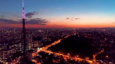 Sao Paulo Brezilya 'nın günbatımı şehri. Şehir merkezinin tarihi merkezi. Şehir simgesi olan Metropolis manzarası. Şehrin tarihi merkezinde binalar ve caddeler.