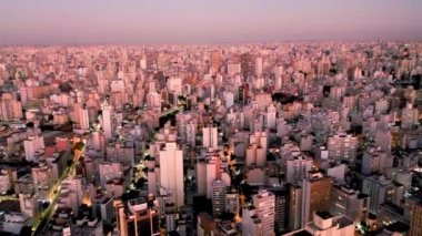 Sao Paulo Brezilya 'nın şehir manzarası. Şehir merkezinin tarihi merkezi. Şehir simgesi olan Metropolis manzarası. Şehrin tarihi merkezinde binalar ve caddeler.