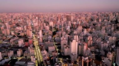 Sao Paulo Brezilya 'nın günbatımı şehri. Şehir merkezinin tarihi merkezi. Şehir simgesi olan Metropolis manzarası. Şehrin tarihi merkezinde binalar ve caddeler.