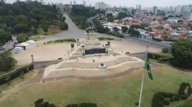 Sao Paulo Brezilya 'nın şehir manzarası. Şehir merkezinin tarihi merkezi. Şehir simgesi olan Metropolis manzarası. Şehrin tarihi merkezinde binalar ve caddeler.