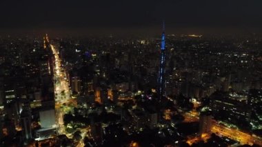 Sao Paulo Brezilya 'nın şehir manzarası. Şehir merkezinin tarihi merkezi. Şehir simgesi olan Metropolis manzarası. Şehrin tarihi merkezinde binalar ve caddeler.