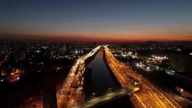 Sao Paulo Brezilya 'nın gece manzarası. Şehir merkezinin tarihi merkezi. Şehri simgeleyen gece metropolü manzarası. Şehrin tarihi merkezinde binalar ve caddeler.