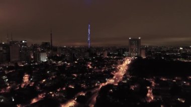 Sao Paulo Brezilya 'nın gece manzarası. Şehir merkezinin tarihi merkezi. Şehri simgeleyen gece metropolü manzarası. Şehrin tarihi merkezinde binalar ve caddeler.