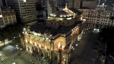Sao Paulo Brezilya 'nın gece manzarası. Şehir merkezinin tarihi merkezi. Şehri simgeleyen gece metropolü manzarası. Şehrin tarihi merkezinde binalar ve caddeler.