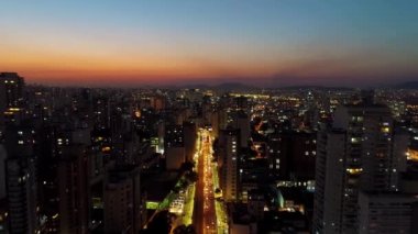 Sao Paulo Brezilya 'nın günbatımı şehri. Şehir merkezinin tarihi merkezi. Şehir simgesi olan Metropolis manzarası. Şehrin tarihi merkezinde binalar ve caddeler.