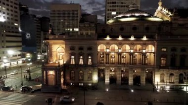 Sao Paulo Brezilya 'nın gece manzarası. Şehir merkezinin tarihi merkezi. Şehri simgeleyen gece metropolü manzarası. Şehrin tarihi merkezinde binalar ve caddeler.