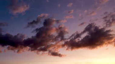Bulutlar havadaki zaman ayarlı hava. 4K çözünürlük bulutu zaman aşımı manzarası.