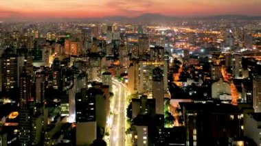 Sao Paulo şehir merkezindeki havacılık şehri. 4K UHD şehir ve trafik manzarasının zaman aşımı.