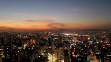 Sao Paulo 'daki şehir merkezindeki hava zaman tüneli. 4K çözünürlük zaman aşımı şehir ve trafik manzarası.