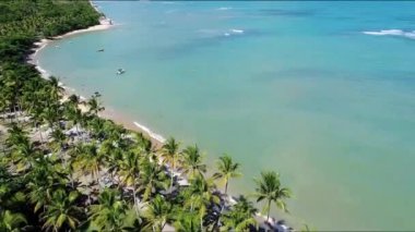 Bahia Brezilya 'da Trancoso plajı yaz manzarası. Brezilya 'nın kuzeydoğusunda tropik plaj simgesi. Uluslararası seyahat hedefi.