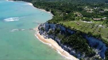Bahia Brezilya 'da Trancoso plajı yaz manzarası. Brezilya 'nın kuzeydoğusunda tropik plaj simgesi. Uluslararası seyahat hedefi.