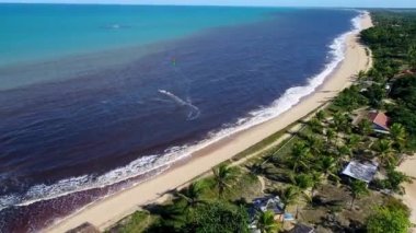 Bahia Brezilya 'da tropik plaj yaz manzarası. Caraiva Sahili, Brezilya 'nın kuzeydoğusunda Trancoso Sahili ve Corumbau Sahili yakınlarında..