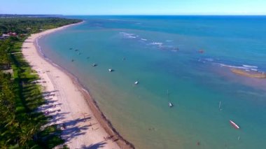 Bahia Brezilya 'da tropik plaj yaz manzarası. Caraiva Sahili, Brezilya 'nın kuzeydoğusunda Trancoso Sahili ve Corumbau Sahili yakınlarında..