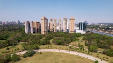 Sao Paulo Brezilya şehir merkezindeki Villa Lobos eğlence parkı. Metropol arazisindeki spor merkezi parkı. Eğlence parkı manzarası.