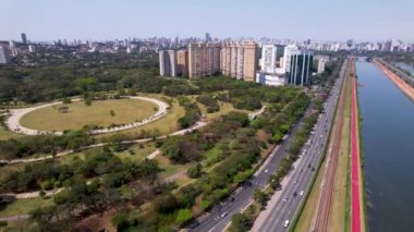 Sao Paulo Brezilya şehir merkezindeki Villa Lobos eğlence parkı. Metropol arazisindeki spor merkezi parkı. Eğlence parkı manzarası.