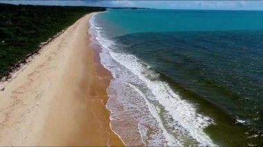 Bahia Brezilya 'da tropik plaj yaz manzarası. Caraiva Sahili, Brezilya 'nın kuzeydoğusunda Trancoso Sahili ve Corumbau Sahili yakınlarında..