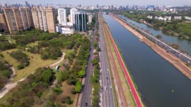 Sao Paulo Brezilya şehir merkezindeki Villa Lobos Park ve Sao Paulo Federal Üniversitesi yakınlarındaki ünlü otoyolların panoramik manzarası. Şehir antenleri. Şehir hayatı manzarası. Şehir simgesi.