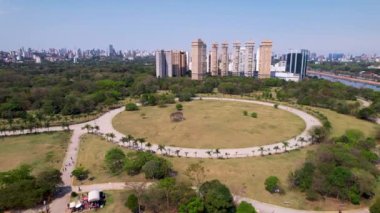 Sao Paulo Brezilya şehir merkezindeki Villa Lobos eğlence parkı. Metropol arazisindeki spor merkezi parkı. Eğlence parkı manzarası.