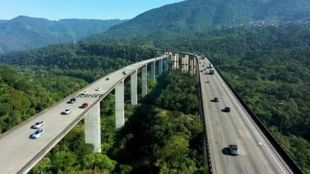 Paisaje Aéreo Carretera Emblemática Verdes Árboles Forestales Montañas Tráfico Famosa — Vídeo de stock