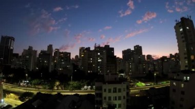 Sao Paulo Brezilya şehir merkezinin hızlandırılmış şehir manzarası. Şehrin tarihi merkezinde ünlü turizm simgesi.
