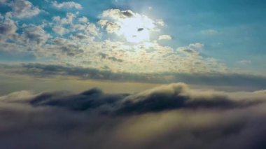 Sao Paulo Brezilya 'nın aşağısındaki sisli sabah manzarasının panorama hava görüntüsü. Sisli bir sabah. Bulutların üzerinde güneş ışınları. Güneş ışığı havası. Şehirde gün doğumu.