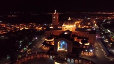 Brezilya 'daki din kilisesi tapınağının gece manzarası. Brezilya 'nın patroniçesi. Sao Paulo eyaletindeki ünlü Katolik kilise tapınağı. Katolik din rahibi.
