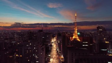 Sao Paulo Brezilya şehir merkezinde Paulista Bulvarı manzarası. Şehrin tarihi caddesinin havadan görünüşü. Kentsel antenler.