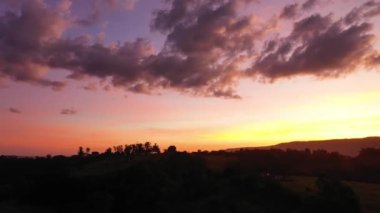 Kırsal manzaranın panoramik görüntüsü. Kırsal manzara, hava manzarası. Tropik bir manzara. Yeşil arka plan. Brezilya tarım sektörü. Çiftlik tarım arazisi.