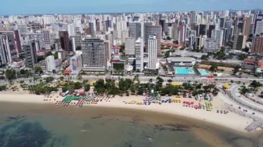 Ceara Brazil eyaletindeki Fortaleza tropik plaj manzarası. Tropik bir manzara. Uluslararası seyahat yerleri.