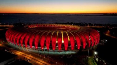 Porto Alegre Brezilya 'daki Beira Rio futbol sahasının gece hava görüntüsü. Gece silueti şehri. Porto Alegre eyaleti Rio Grande do Sul Brazil 'deki futbol sahası spor merkezi..