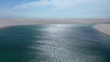 Brezilya 'nın yağmur suyu gölleri ve kum tepelerinin havadan görünüşü. Lencois Maranhens Maranhao. Uluslararası seyahat yerleri.