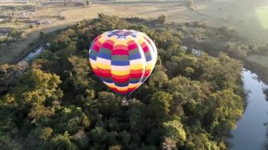 Kırsal alanda izole edilmiş sıcak hava balonu manzarası. Renkli sıcak hava balonu anten görüntüsü. Havada balon var. Kırsal orman manzarası. Spor macerası balonu.