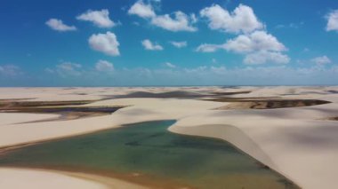 Lencois Maranhthe Brazil 'in panoramik manzarası. Manzaralı kum tepeleri ve turkuaz yağmur suyu gölleri. Dünya seyahati yerleri. Tropikal manzara.