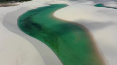 Kum tepeleri dağları ve yağmur suyu gölleri kuzeydoğu Brezilya cennetinde. Dünya seyahati yerleri. Tropik bir manzara. Lencois Maranhens Maranhao Brezilya.