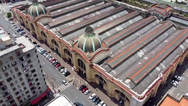 サンパウロブラジルのダウンタウンの自治体市場の中世の建物の空中ビュー 国際観光のランドマーク 都市の郵便はがき 歴史的中心街のランドマークビル — ストック動画