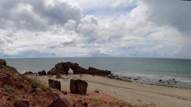 Jericoacoara Ceara Brezilya 'nın panoramik manzarası. Manzaralı kum tepeleri ve turkuaz yağmur suyu gölleri. Dünya seyahati yerleri. Tropikal manzara.