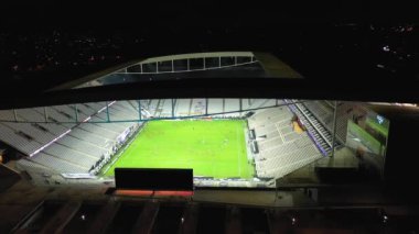 Brezilya 'nın Sao Paulo şehrindeki spor manzarasının gece havası. Futbol stadyumunun yakınındaki şehir manzarası.