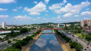 Sao Paulo Brezilya şehir merkezindeki manzaralı nehir ile ünlü otoyolların panoramik manzarası. Şehir antenleri. Şehir hayatı manzarası. Şehir simgesi.