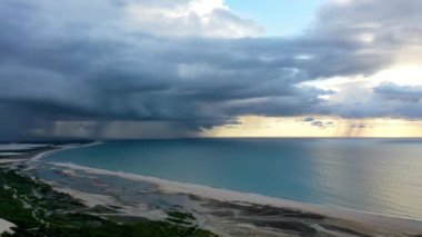 Jericoacoara Ceara Brezilya. Kum tepeleri dağları ve yağmur suyu gölleri kuzeydoğu Brezilya cennetinde. Dünya seyahati yerleri. Tropikal manzara.