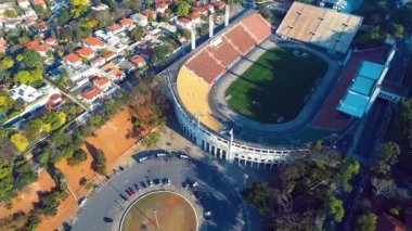 Brezilya 'nın Sao Paulo şehrindeki spor manzarası. Futbol stadyumunun yanındaki şehir manzarası. Pacaembu Meydanı Bulvarı ve Spor Stadyumu.