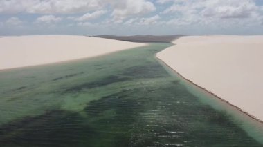 Brezilya 'nın yağmur suyu gölleri ve kum tepelerinin havadan görünüşü. Lencois Maranhens Maranhao. Uluslararası seyahat yerleri.