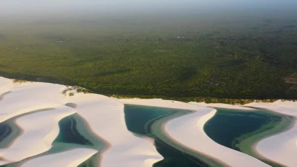 Αμμόλοφοι Βουνά Και Λιμνοθάλασσες Βρόχινου Νερού Στο Βορειοανατολικό Βραζιλιάνικο Παράδεισο — Αρχείο Βίντεο