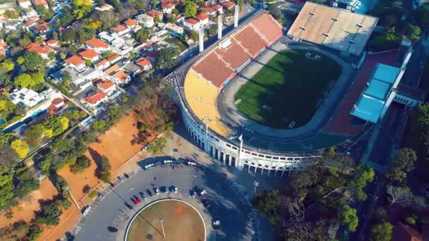 サンパウロ市ブラジルのスポーツ風景の空中風景 サッカー競技場近くの都市景観 パカベンブ広場 スポーツ競技場 — ストック動画